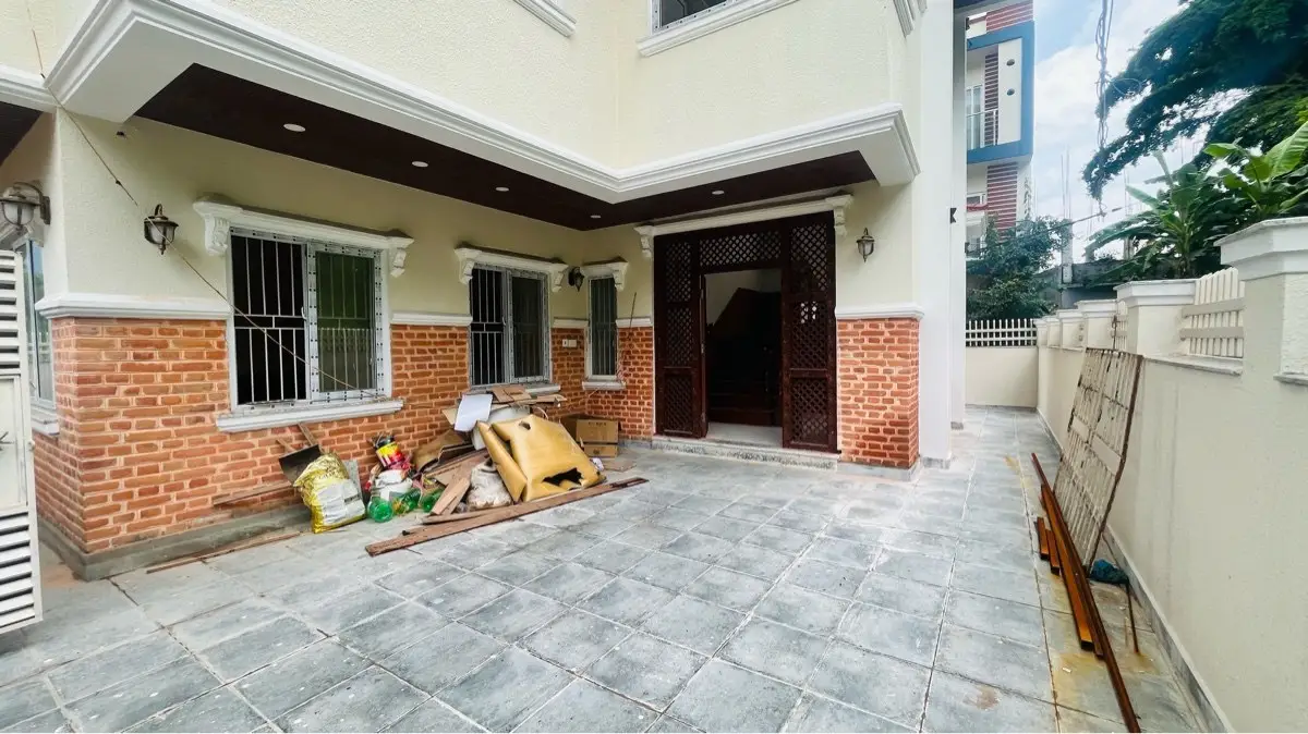 Brick & Cream Family Home: Completed family home with brick detailing and interiors, built by HNG, image 3 of 5